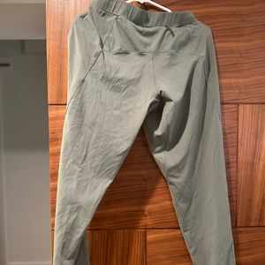 Mercury track pant in Plateu